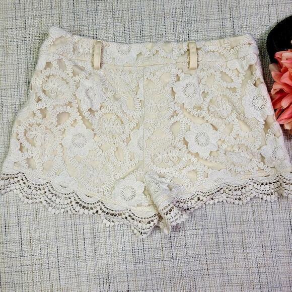 Monteau Womens Lace Shorts Size M Ivory Cream Floral Scalloped Hem Overlay - Picture 3 of 5